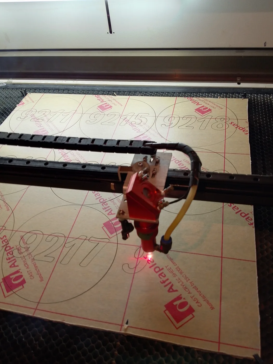 Corte de placas de numeración en máquina láser