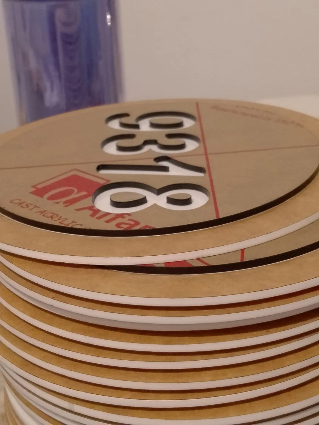 Placas circulares de numeración en fabricación